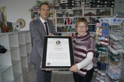 Dr. Heinisch, Bürgermeister der Stadt Heiligenhaus, überreicht die Urkunde Frau Monika Bröcker, Inhaberin von Moniks Lädchen